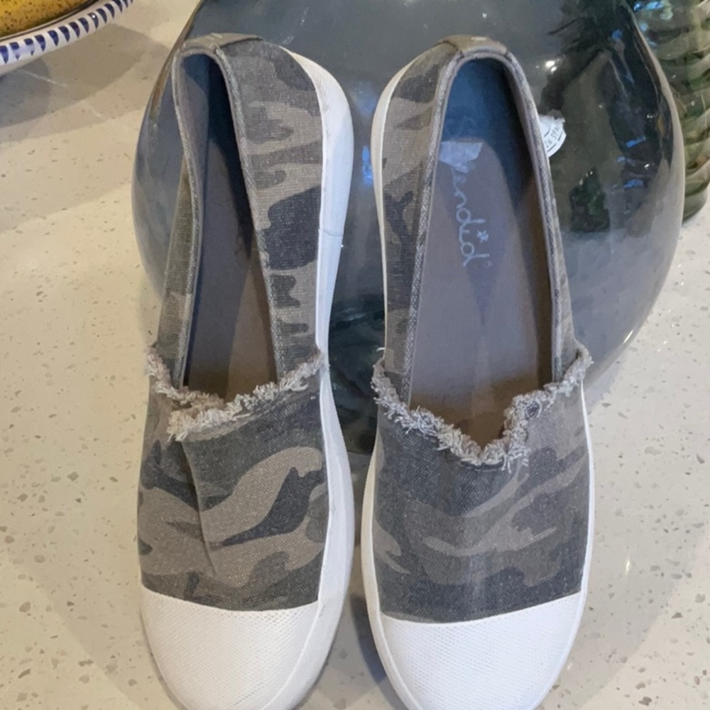 Splendid women Aida slip on.size 9m.New worn once